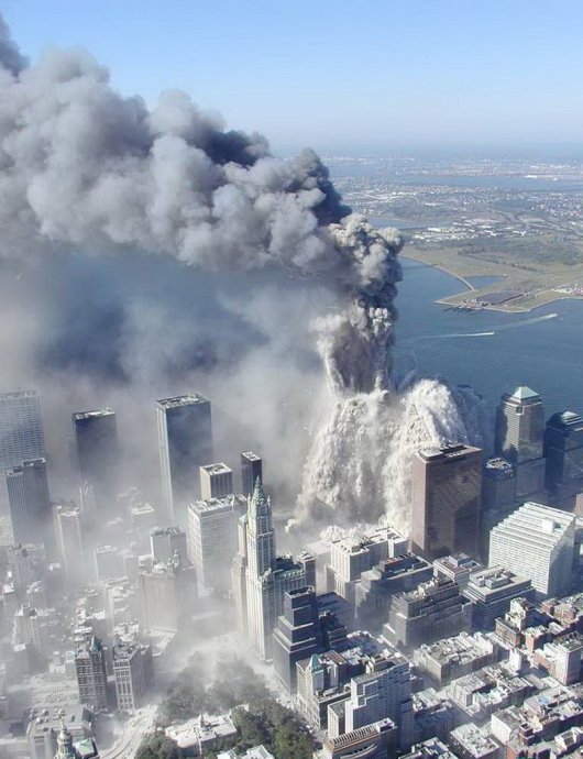 2001年9月11日,2架被劫持的客机撞向了纽约的世贸中心双子楼.