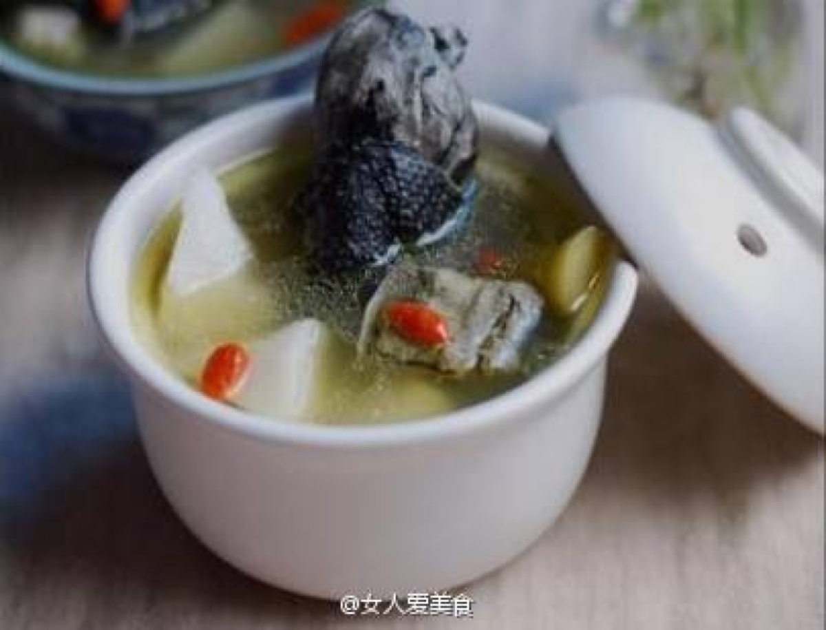 【乌鸡山药汤】1.乌鸡切块,山药.胡萝卜去皮切块,葱切段,姜切片;2.