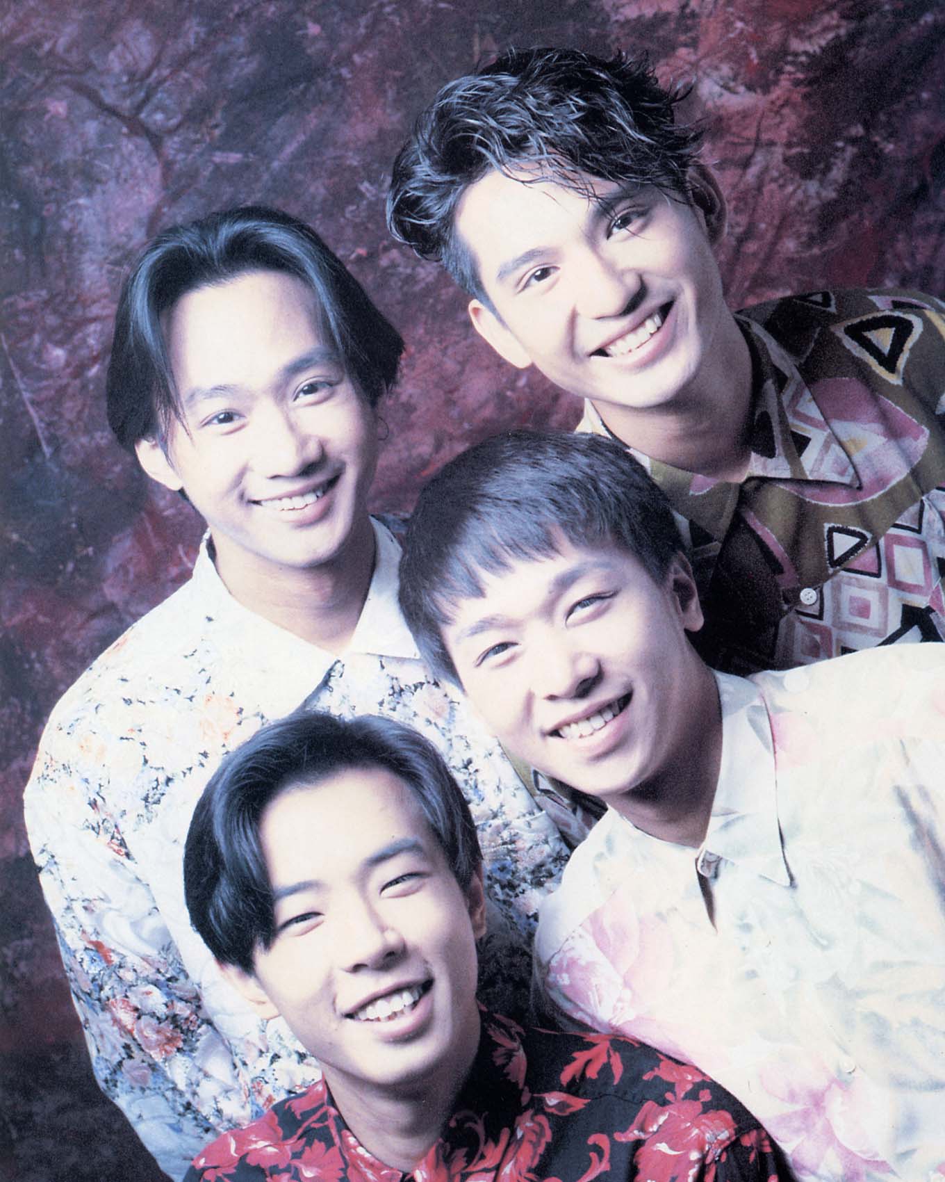 beyond成立于1983年,中文意思为"超越".