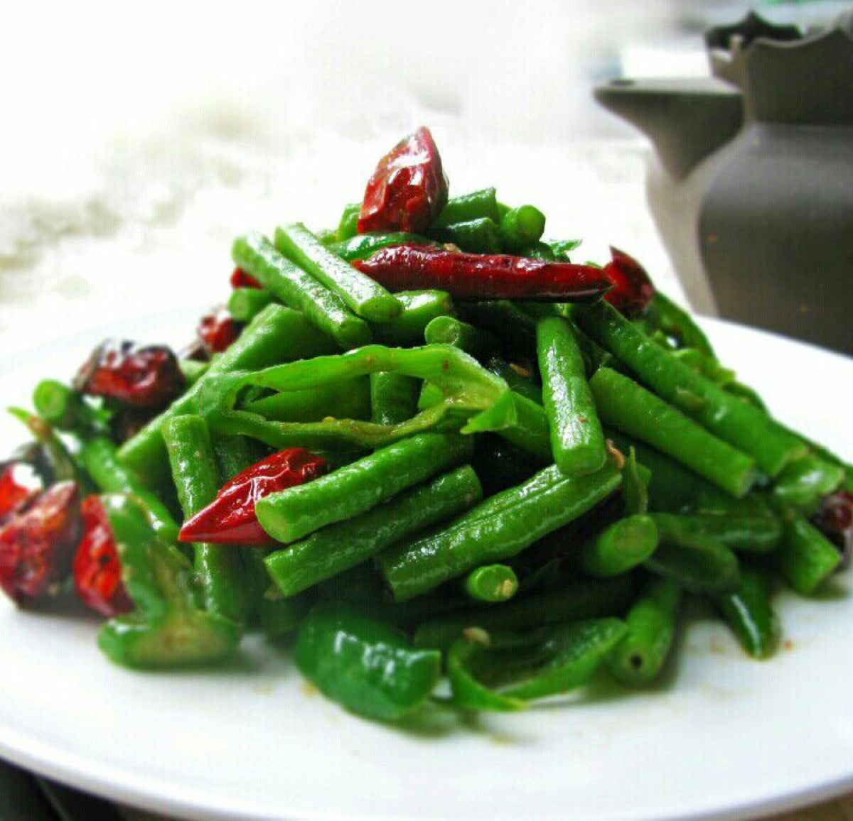 食盐适量.蚝油适量.做法:豇豆用冷水泡至少2小时以上.切段.