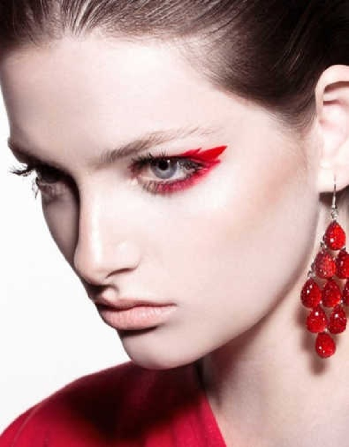不仅仅只是红唇,近年来红色的眼影妆容也让人留下难以磨灭的独立内敛