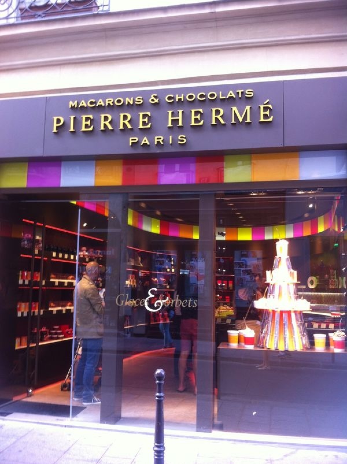 舌尖上的巴黎#皮埃尔艾尔梅甜品店——pierre herme被誉为"甜点界的