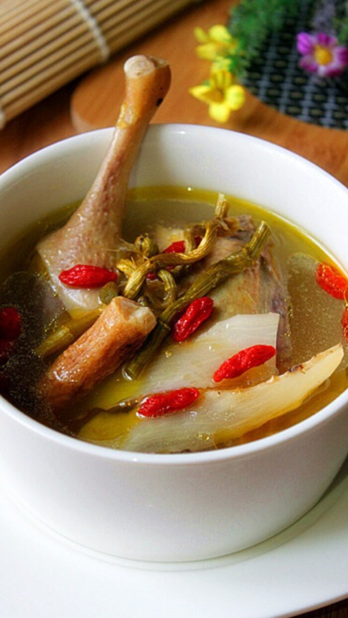 功效:祛暑利水.滋阴润肺.做法:老鸭宰净.排骨洗净飞水备.