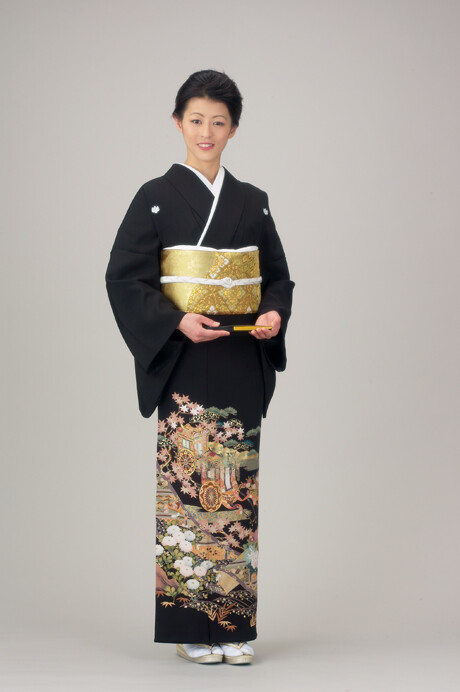 黒留袖(くろとめそで)为已婚女性所穿着的和服,花纹一般也较为庄重