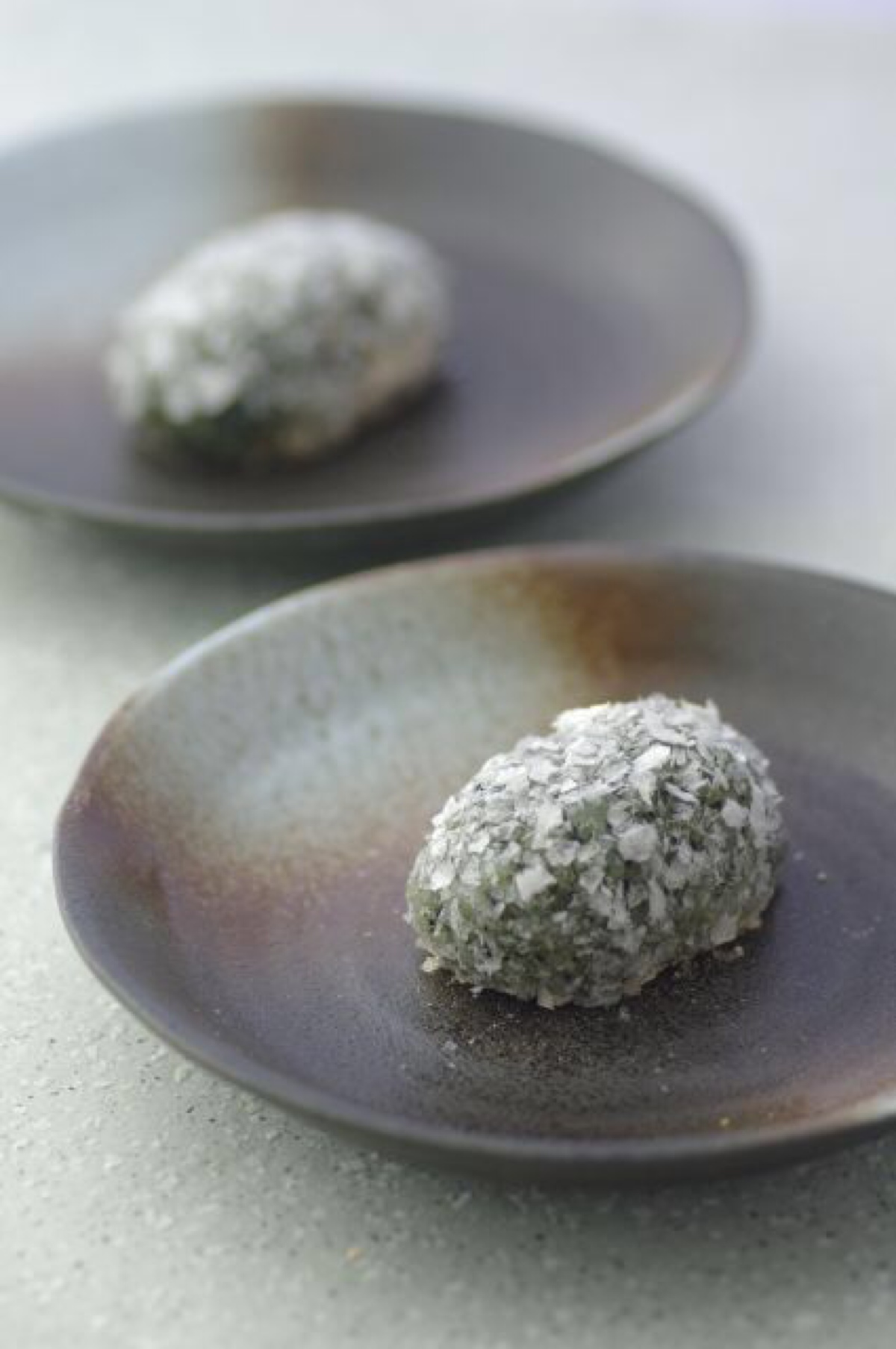 以"长命寺樱叶糕"为代表;关西风味的是用道名寺粉饼.以京都.