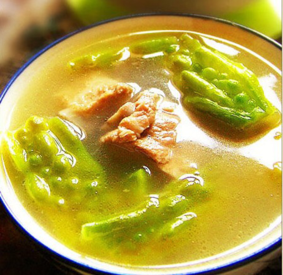 苦瓜排骨汤:苦瓜500克,排骨400克,葱段,姜片,绍酒,盐,味精适量.
