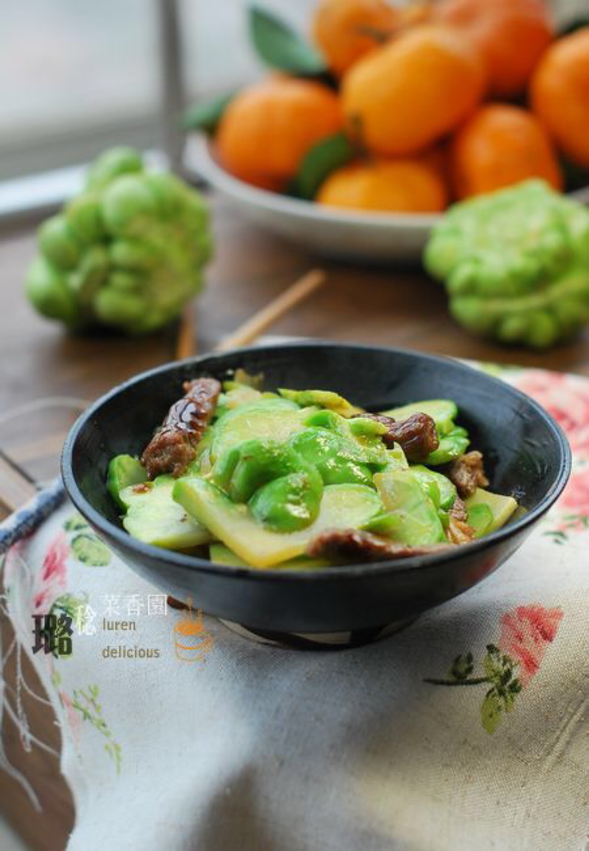 【青菜头(榨菜头)炒肉】 原料:青菜头两个,牛肉一块 葱丝,姜片 蚝油两