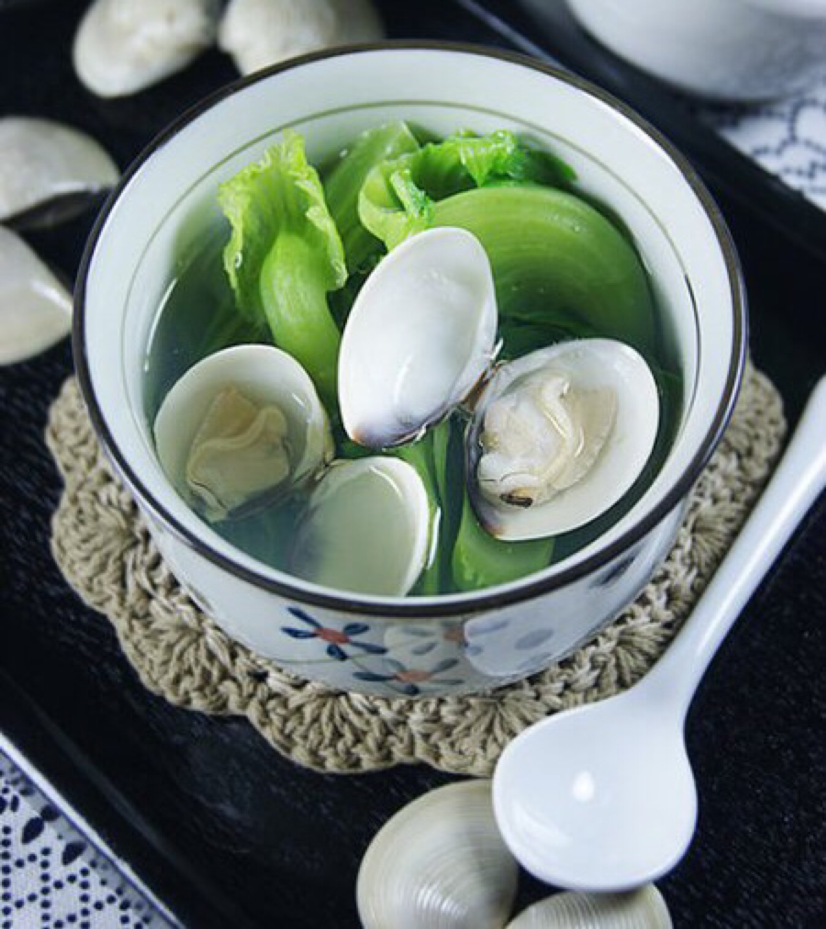 沙白洗净; 3.锅里放入清水烧开后倒入沙白和姜片; 4.