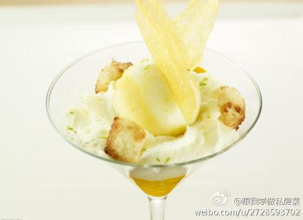 【diy香蕉冰淇淋】材料:香蕉750g,柠檬1只,奶油450g,白糖450g.步骤:1.