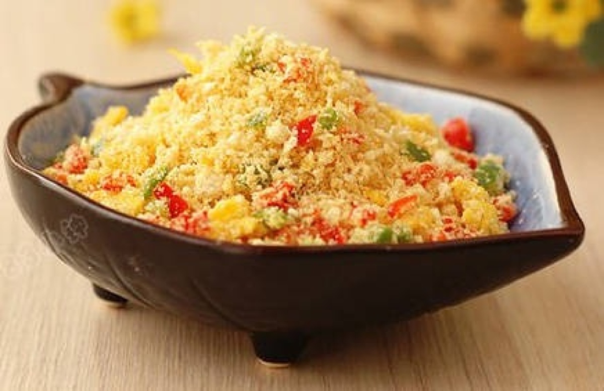 【素炒豆渣】1.鸡蛋加少许盐和几滴清水打散,青红椒切碎备用;2.