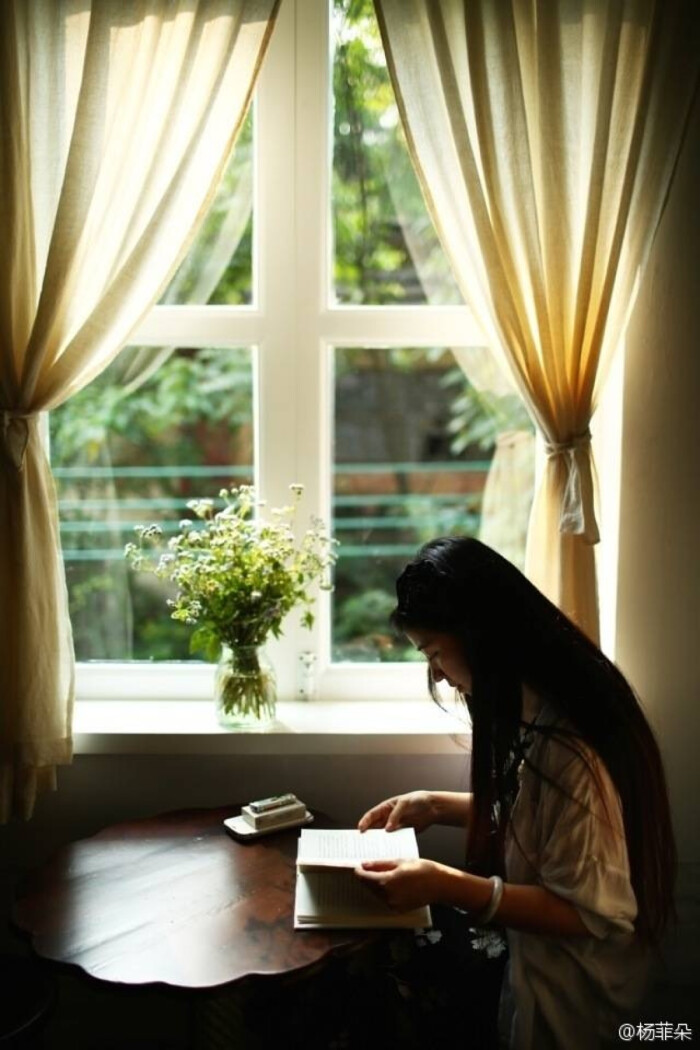 窗边读书的女子