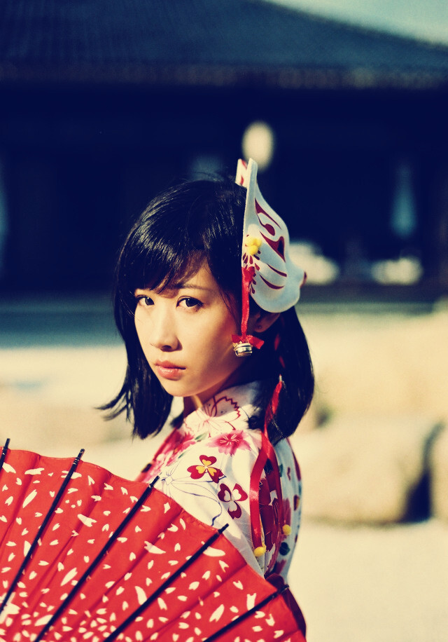 日本在祭典时,通常很喜欢戴面具,狐狸面具可是很多年轻人喜欢的哦!