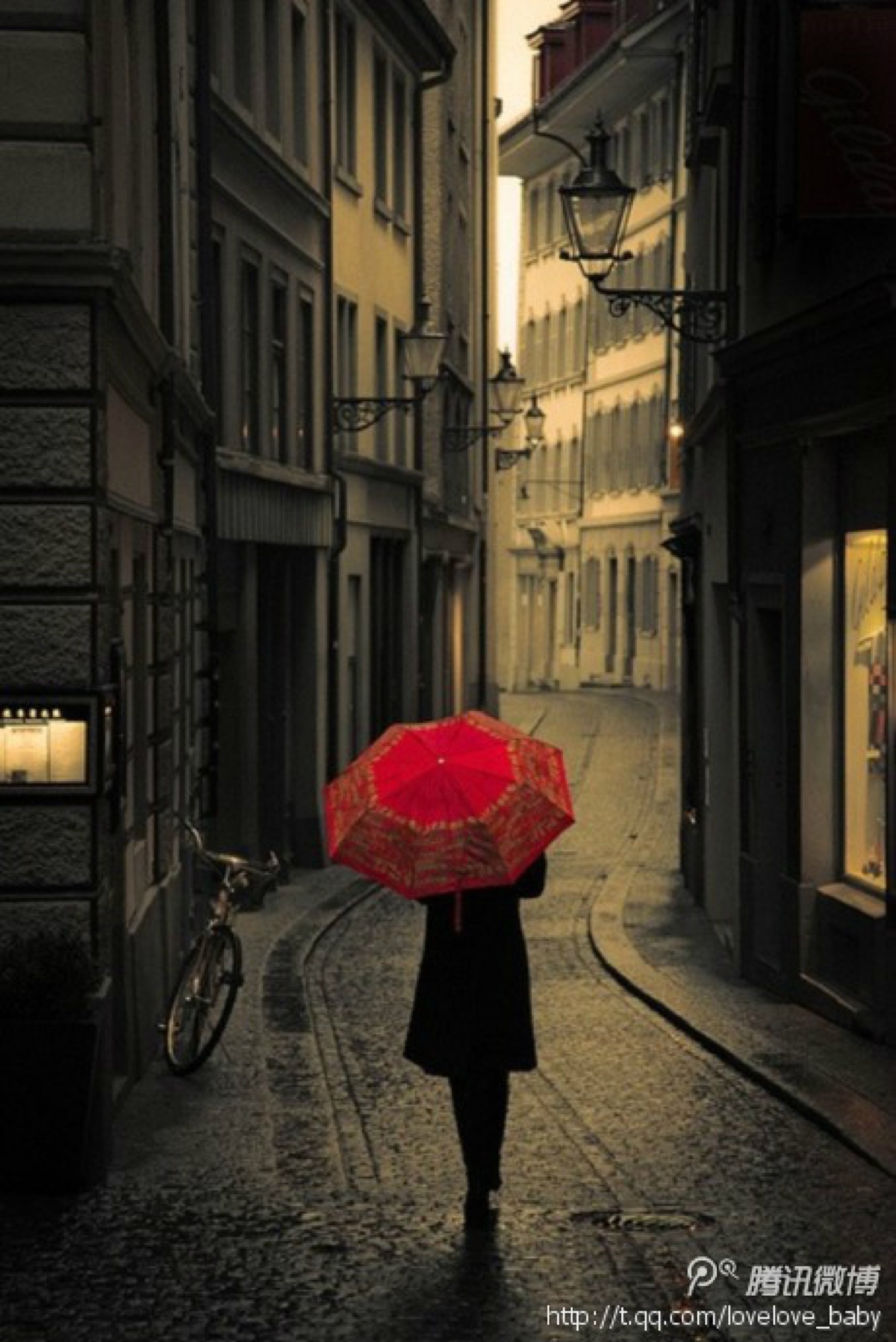 下雨打雨伞图片唯美图片