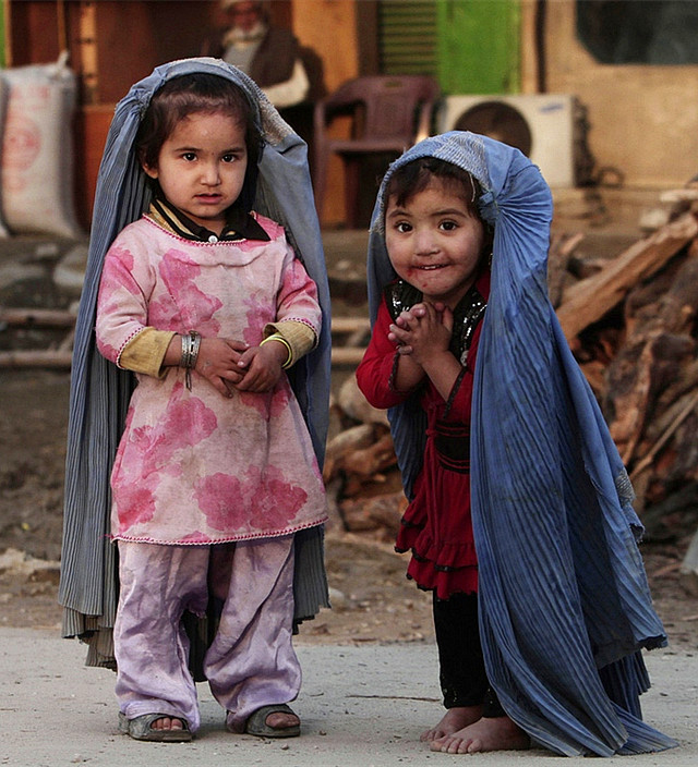 苦难中挣扎的孩子:阿富汗贾拉拉巴德,两个小女孩穿着小号的罩袍