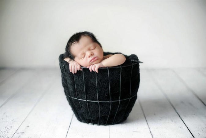 是美国奥马哈的一对孪生姐妹摄影师,她们的专长是为刚刚出生的小婴儿