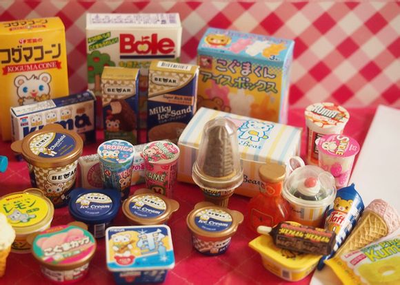 "食玩"一词本身是从日本传来的说法,食玩简单来说就是附带食品的玩具.