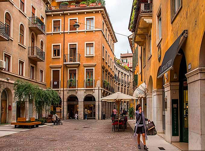维罗纳是意大利最古老,最美丽和最荣耀的城市之一,拉丁语的意思为极