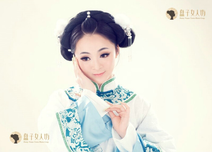 《抚香腮,眼波流转,香闺女子