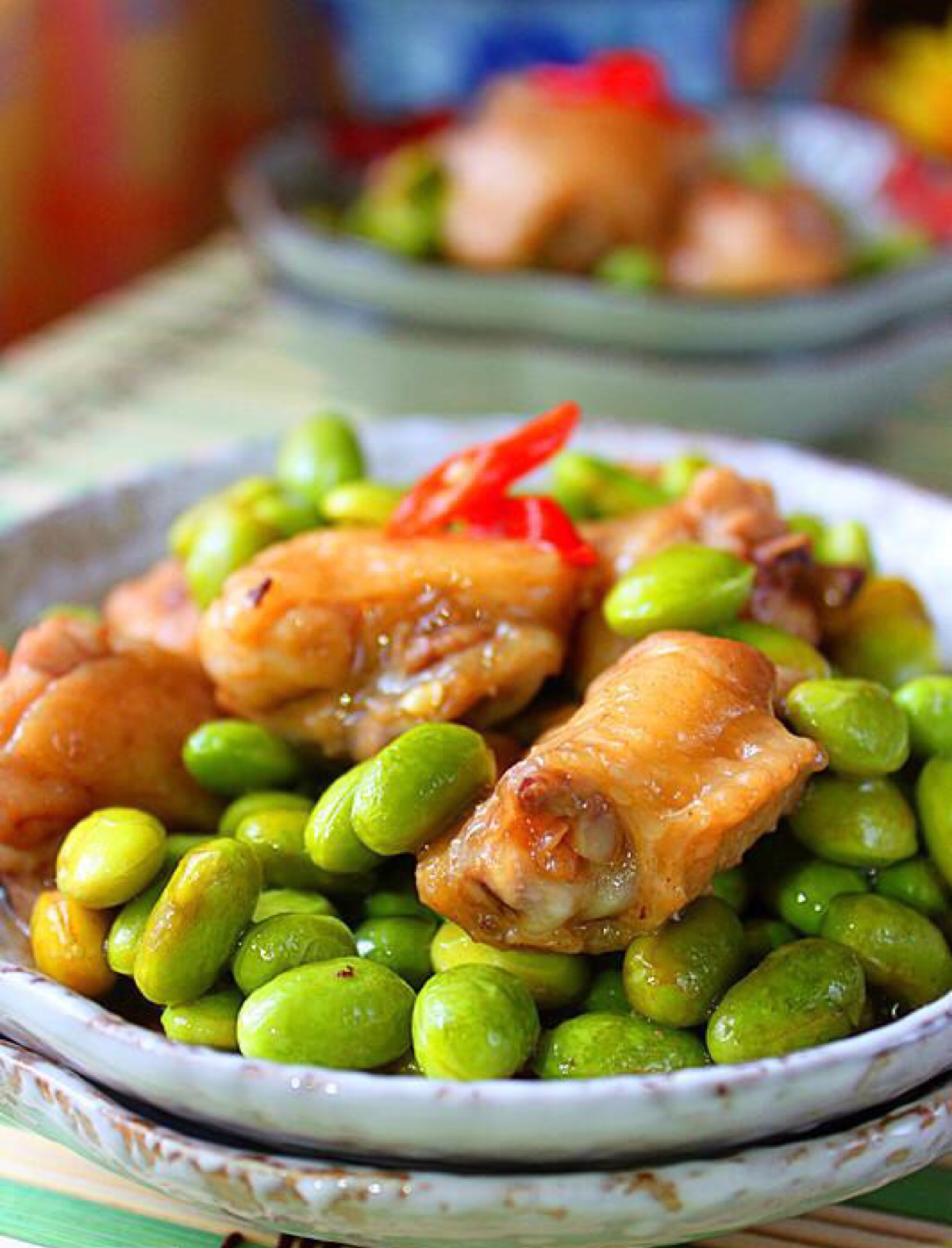 毛豆炒鸡翅【材料:鸡翅,毛豆,红辣椒,生姜,料酒,生抽等调味.
