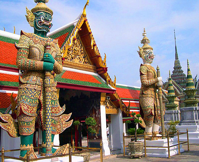 泰国玉佛寺建于1782年,历史相当悠久,属于泰国曼谷王朝开朝时建筑