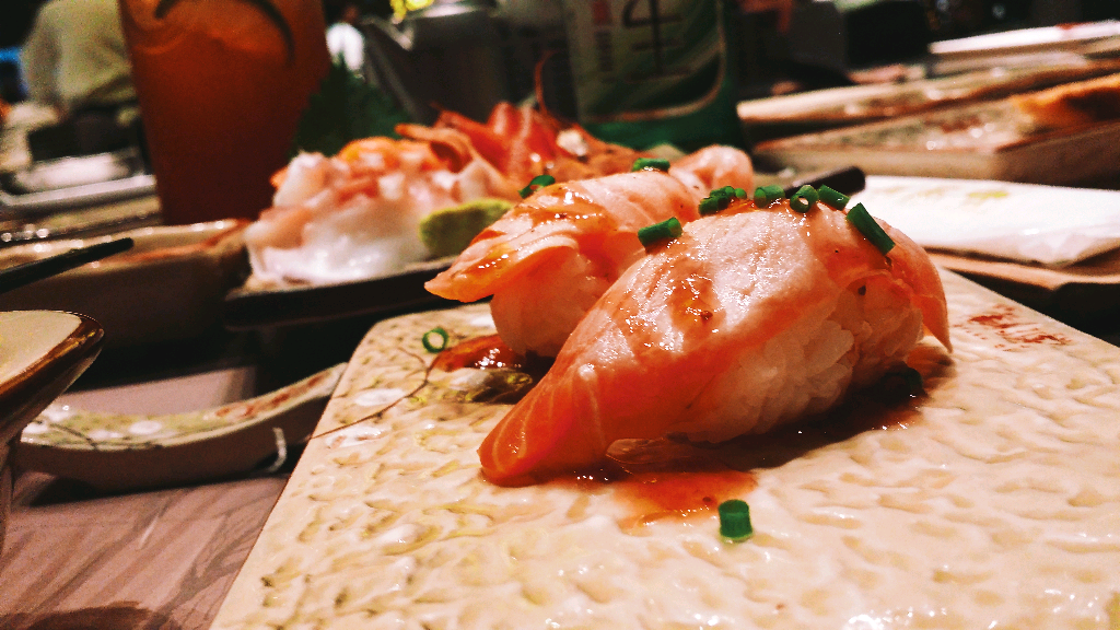 火焰三文鱼腩寿司图片