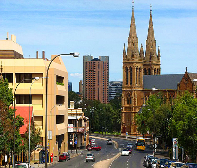 阿德莱德是澳大利亚联邦南澳大利亚州的首府,商业和文化中心,是南澳第