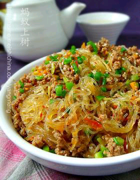 1,粉丝要用冷水泡,软即可,捞出来,一定要提前泡提前沥干,不然会容易