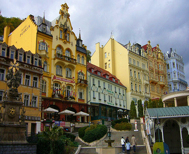 在奥赫热河畔,布拉格以西120公里它建于1349年,是著名矿泉疗养地