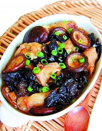 【香菇饼子蒸鸡】1.木耳用香菇泡发,洗净,木耳泡发洗净;2.玉米面冷水苦图片