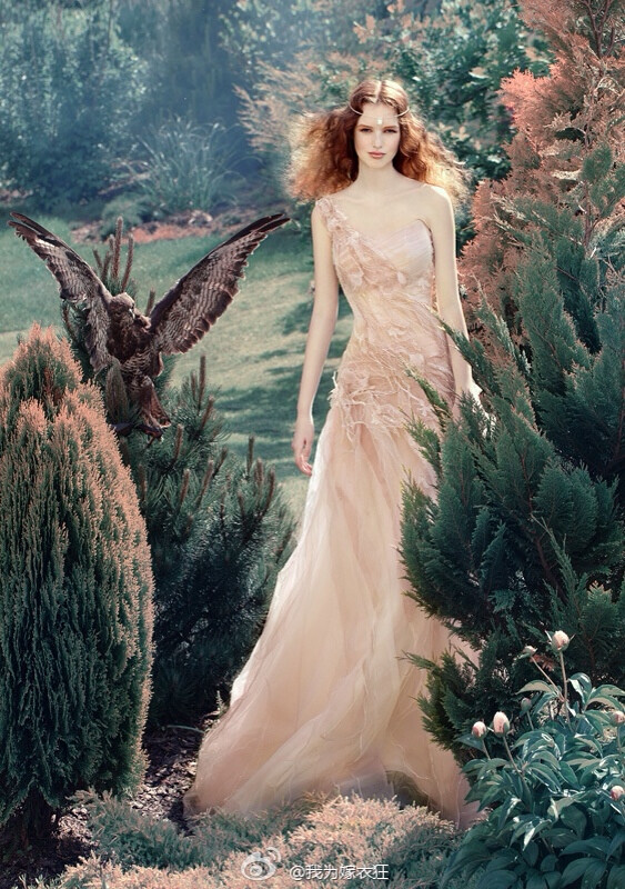 森林系公主型唯美婚纱,宛如森林中走出的精灵.