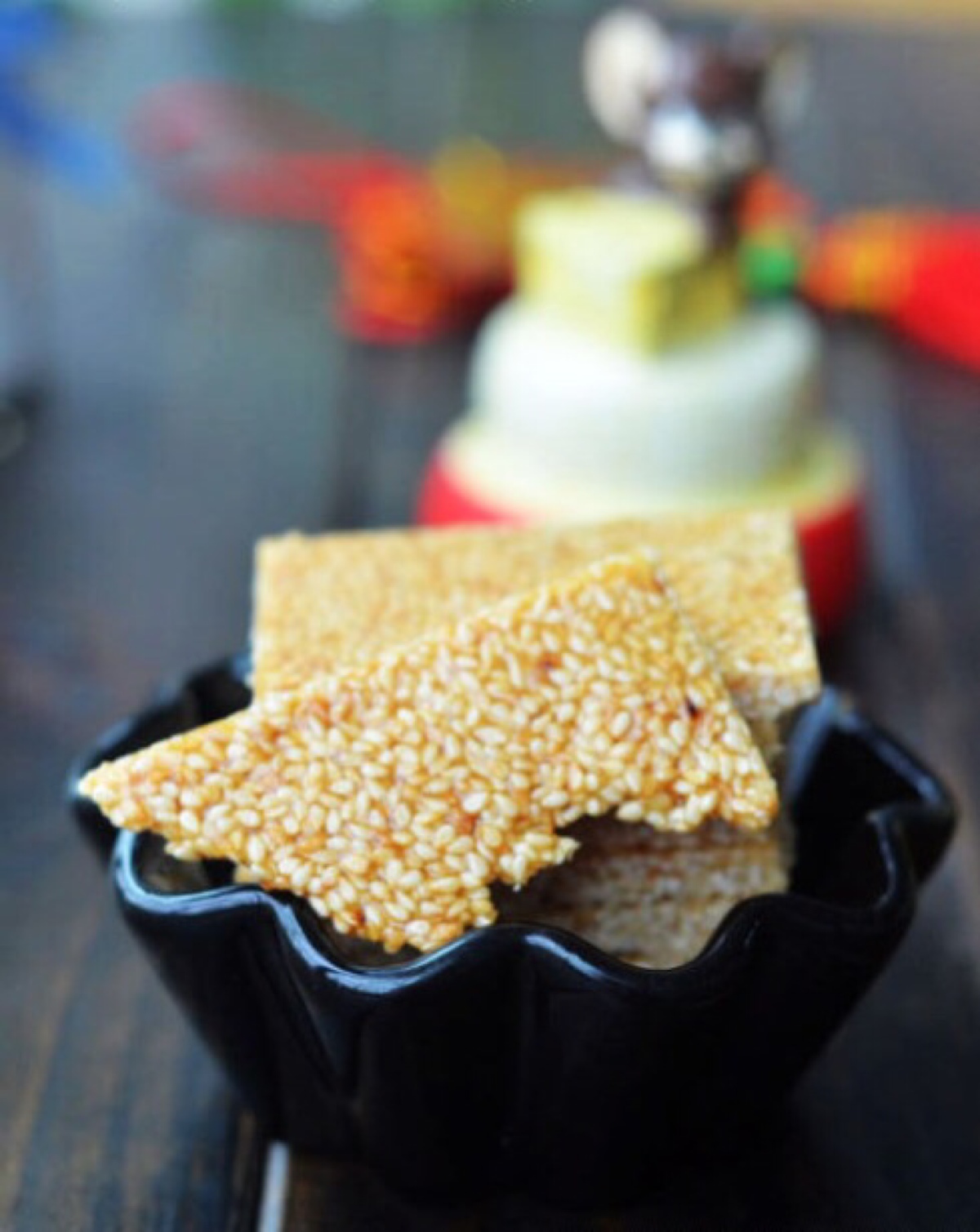 (芝麻糖)材料:脱皮芝麻500克(黑白都可以,白砂糖150克,麦芽糖80克,油