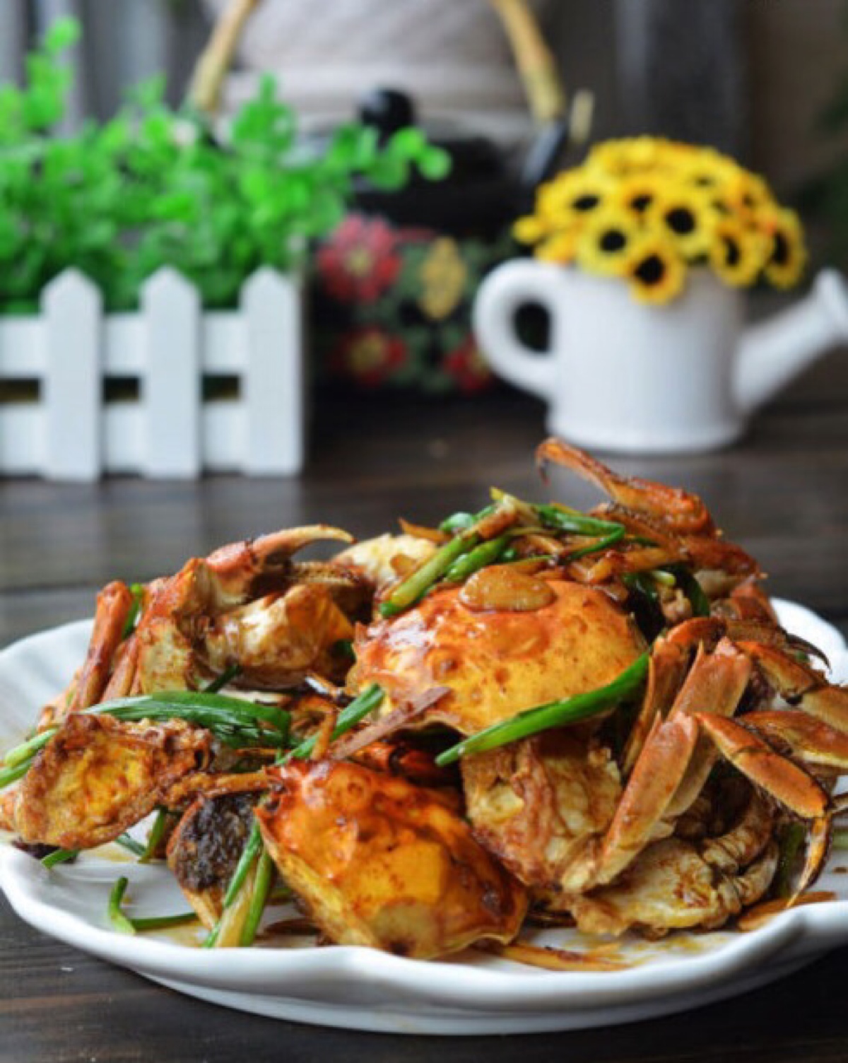 (姜葱蟹)材料:大闸蟹600克,姜,葱,蒜,盐,生抽,料酒,淀粉,做法:螃蟹