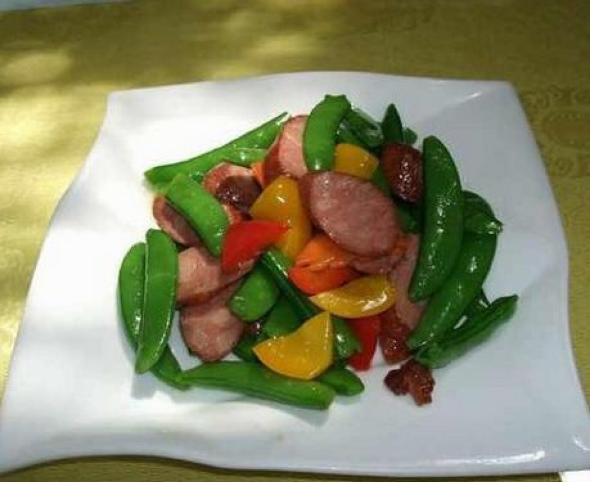 (甜豆炒香肠)材料:甜豆,香肠,盐,白糖,做法:将豆两真个筋剔出.