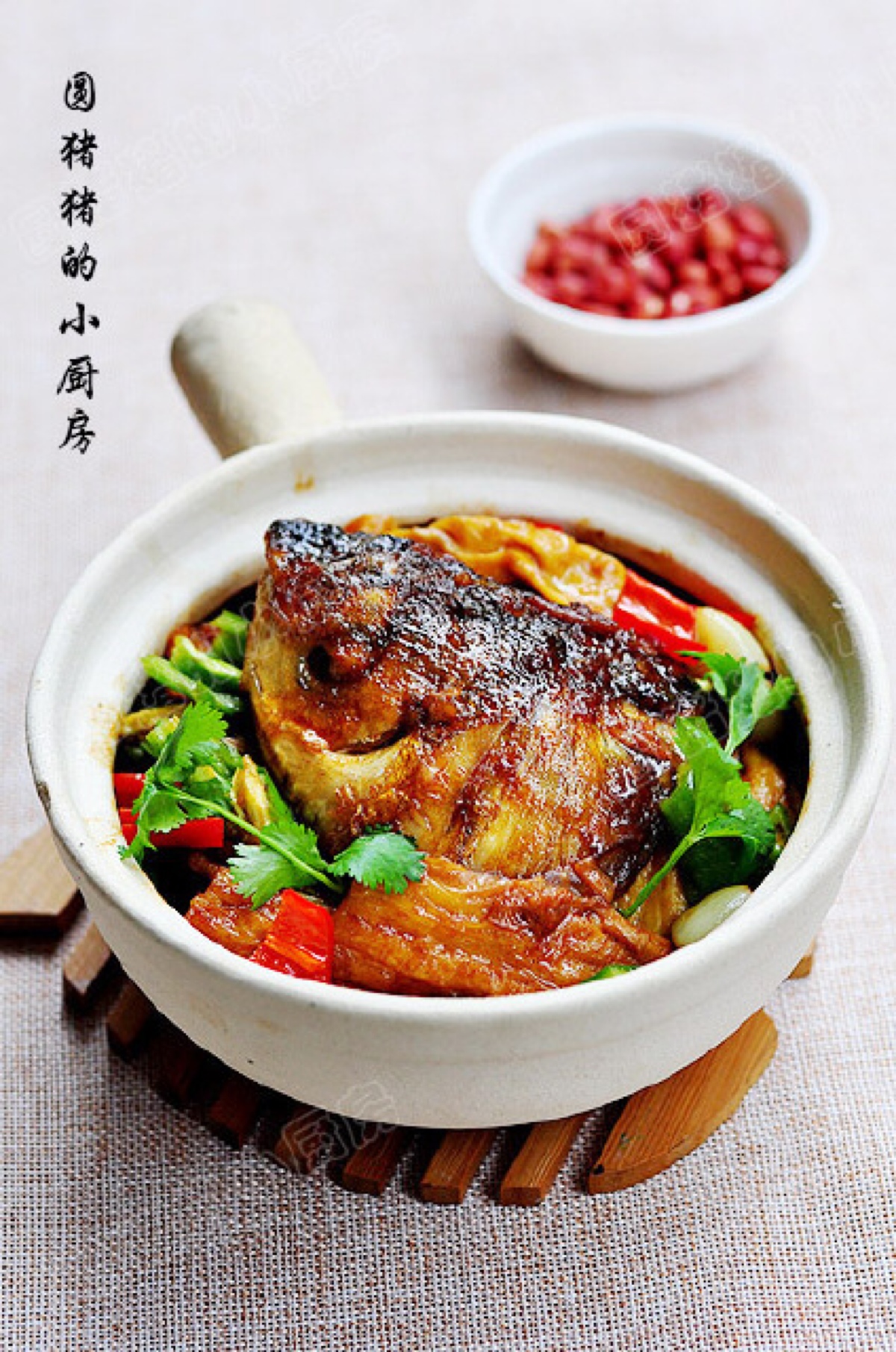 (腐竹鱼头煲)先将胖鱼头斩开成4件.用少许盐.1大匙料酒涂遍.