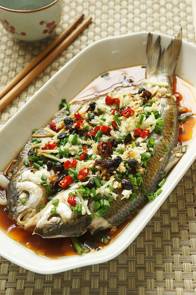 大蒜3瓣 香葱1把 生姜1块 辣椒2个 辅料 蒸鱼豉油适量 风味豆豉酱1勺