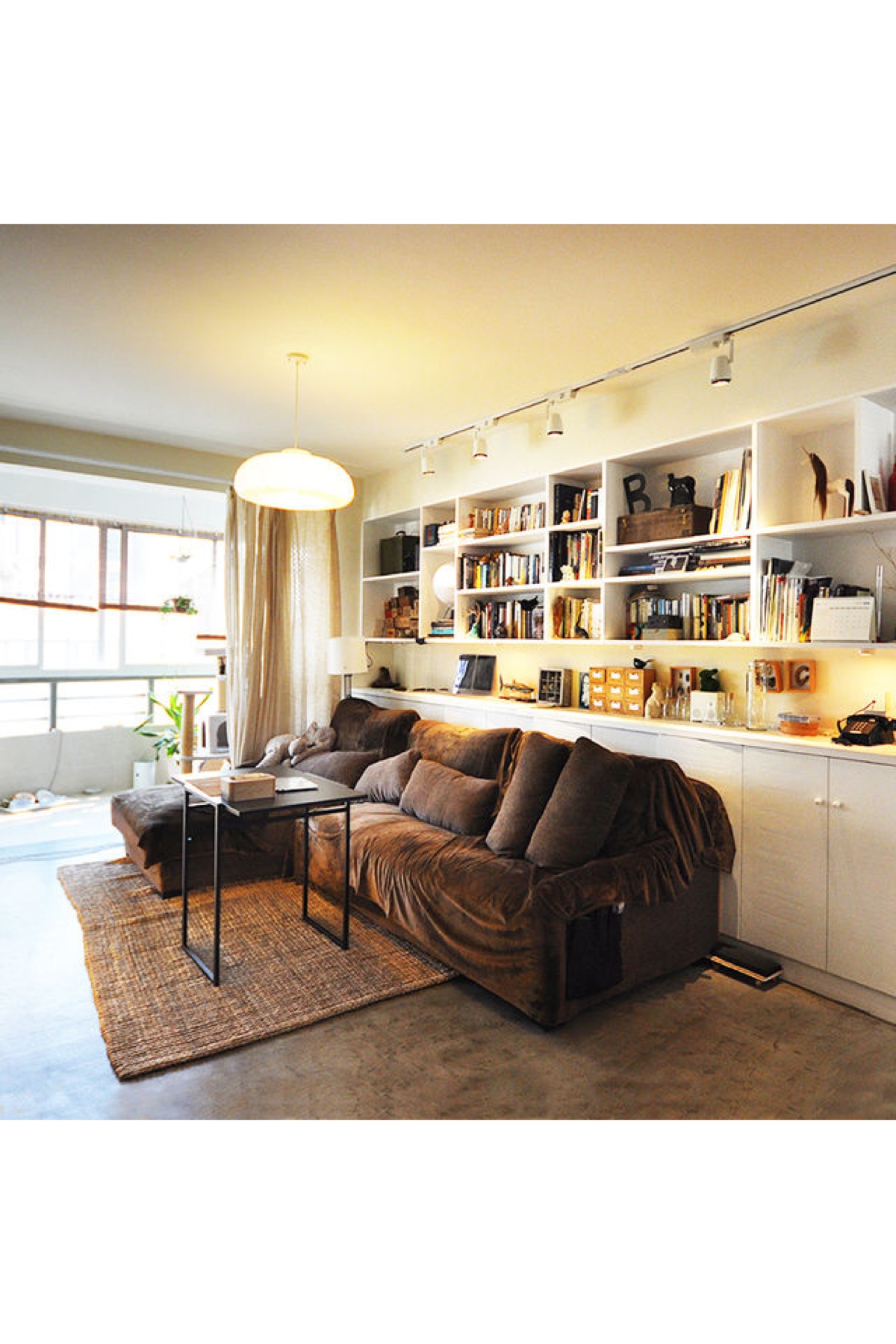 干脆打一墙柜做背景