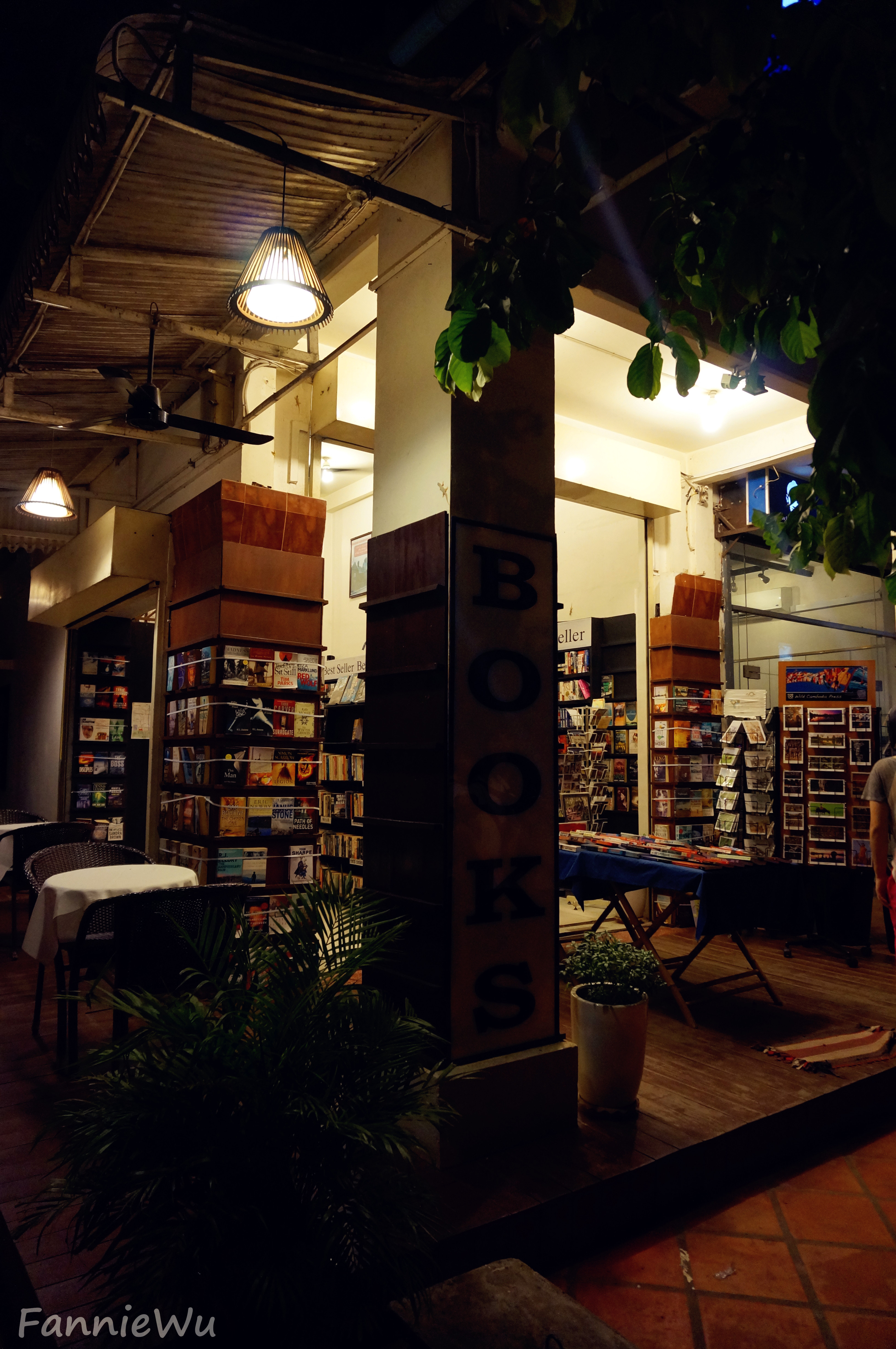 (photo by fannie wu)靠近老市场附近的一家书店,露天开敞很有情调