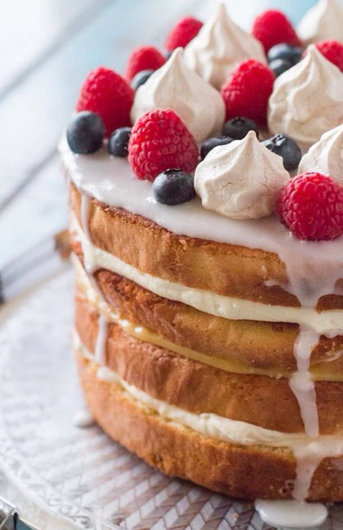 "裸蛋糕"通常只简单的搭配鲜花,绿叶和水果装扮即可,没有翻糖照样美!