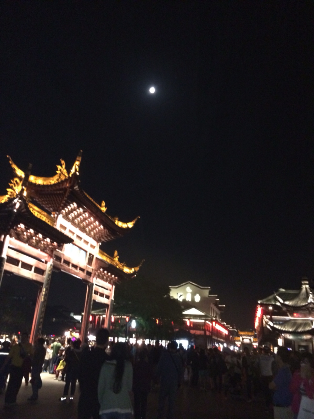 秦淮河畔月满楼,近水楼台先得月