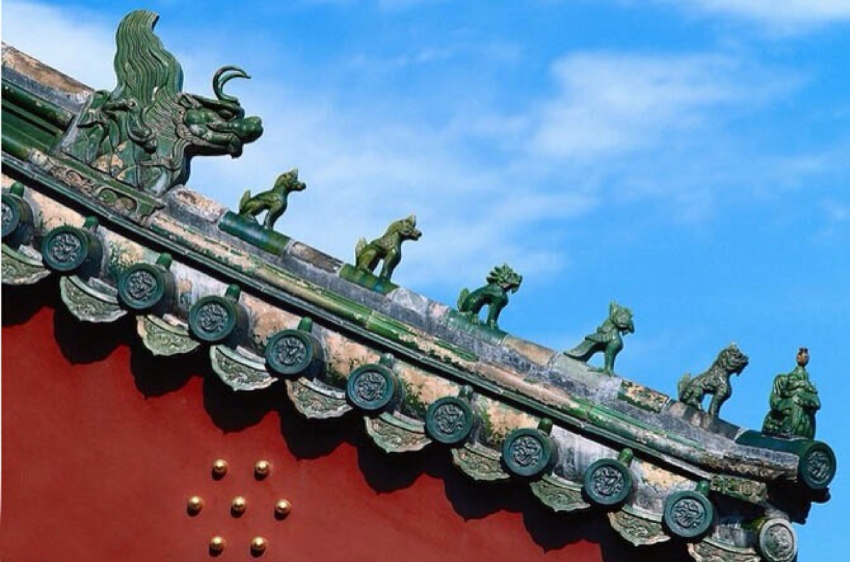 清 李斗 《扬州画舫录·草河录上》:"香亭三间五座,三面飞檐,上铺