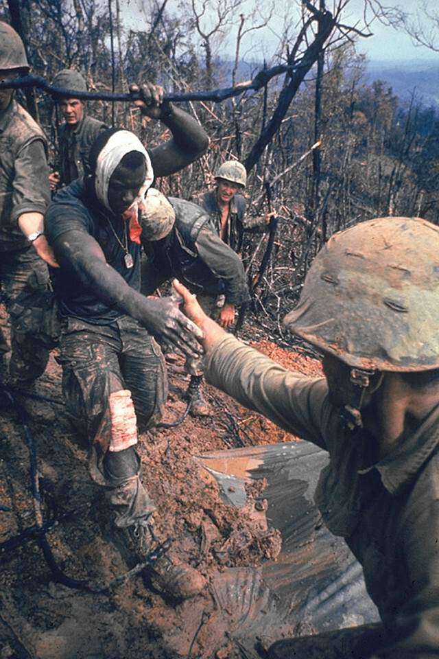 莱瑞·伯罗斯 20世纪最伟大的战地摄影记者,他完整地记录了越南战争