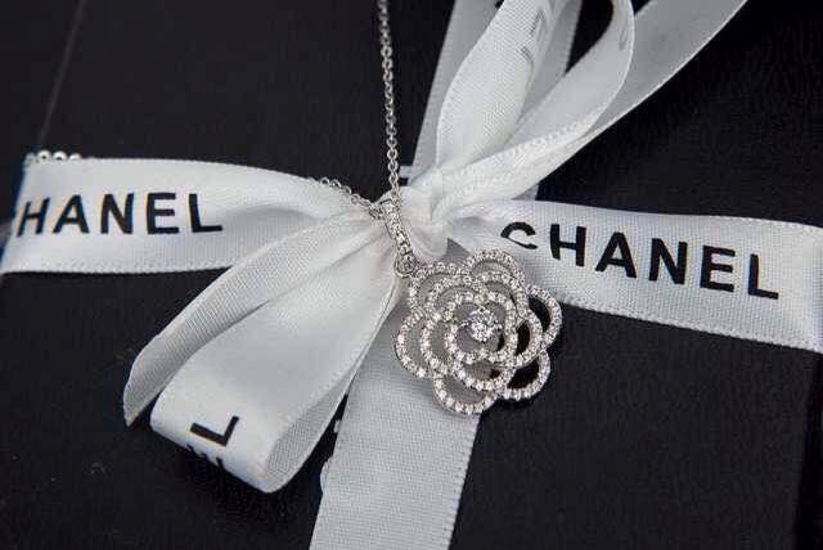 香奈儿满钻山茶花,经典重现[玫瑰][嘴唇]0130