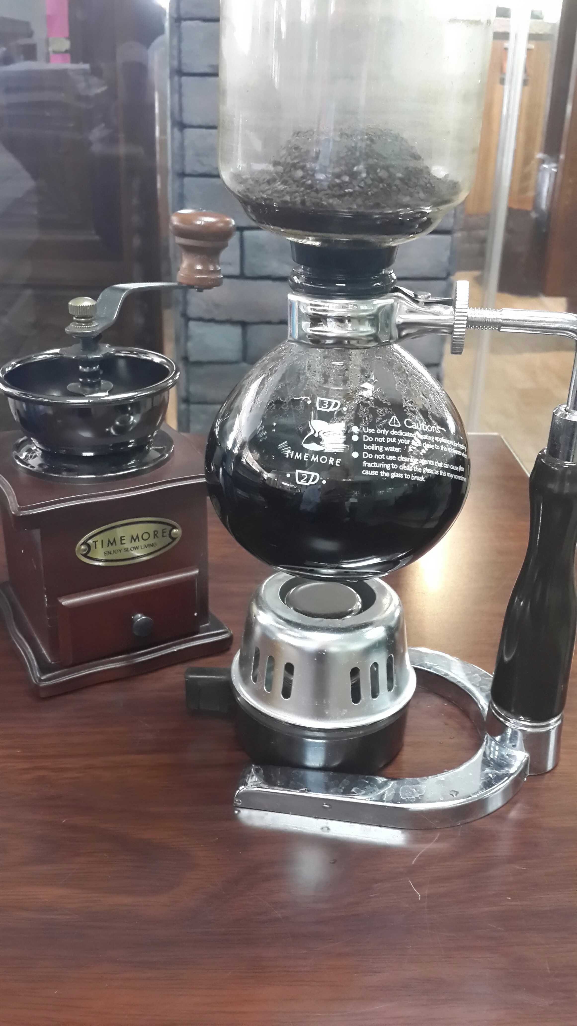 虹吸壶煮出来的咖啡比较香醇,起床或下午茶时间来一杯最好了!