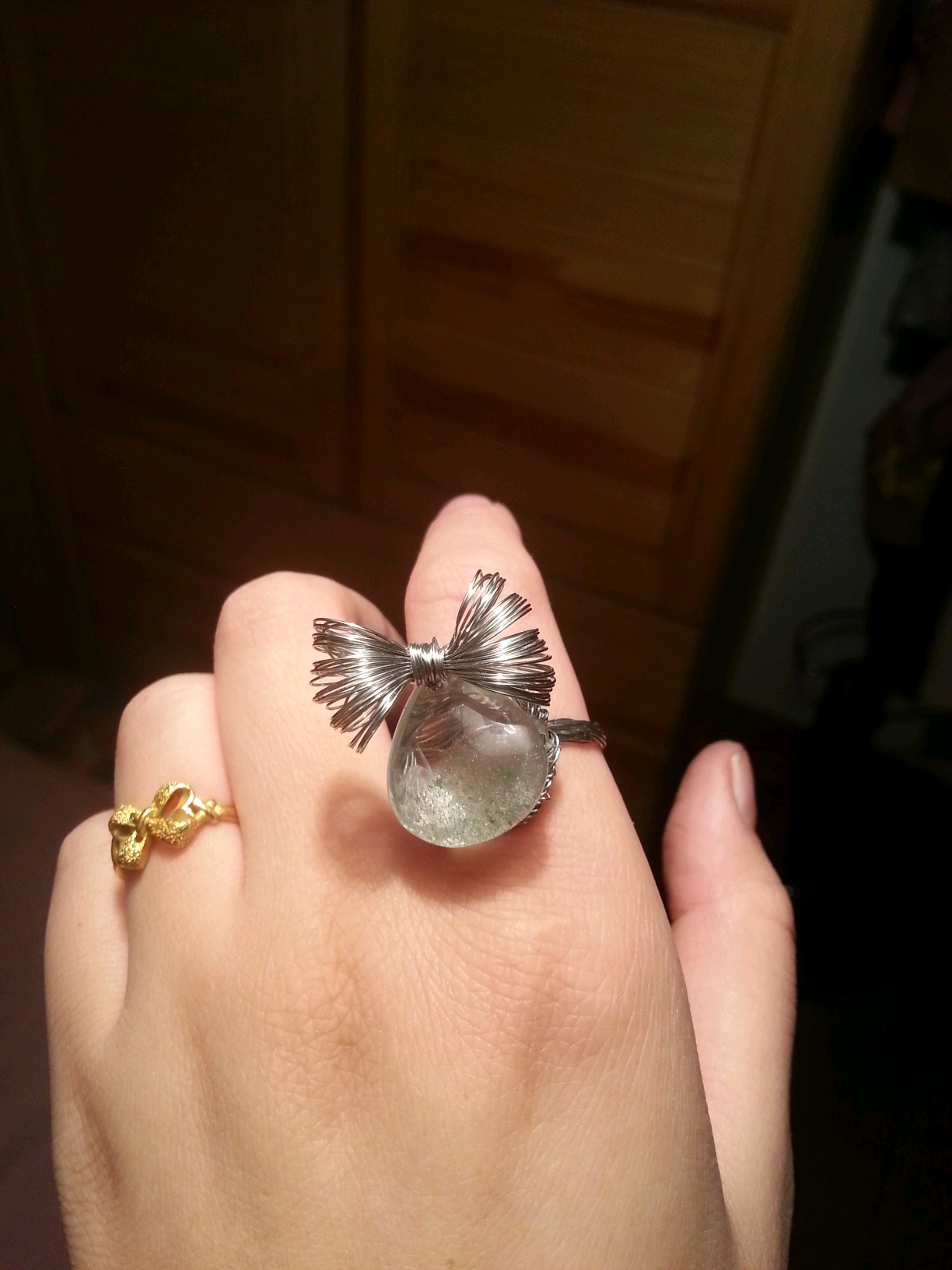 本着不浪费的原则,把闲置的水晶吊坠改成戒指啦!美丽么?