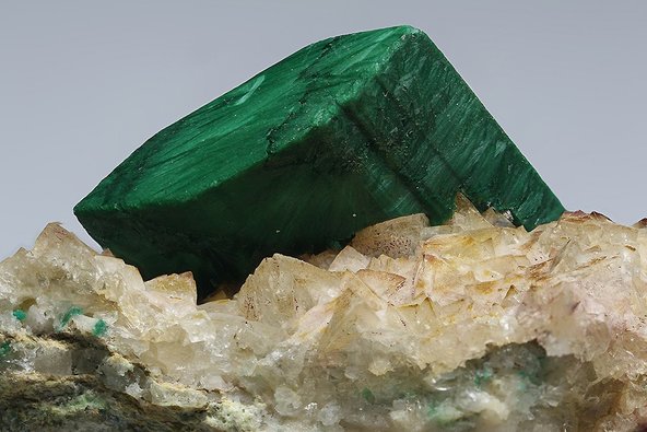 中国古代称孔雀石为"绿青","石绿"或"青琅玕".