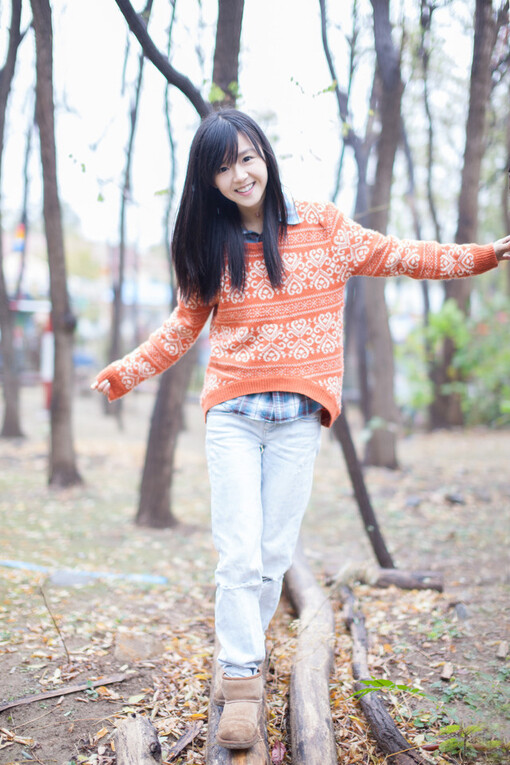 宋伊人,溯洄从之,道阻且右.溯游从之,宛在水中沚.