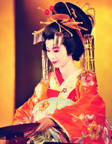 花魁是从被卖到游廓中的没落贵族的女儿或是民间的女孩中挑选资质上等