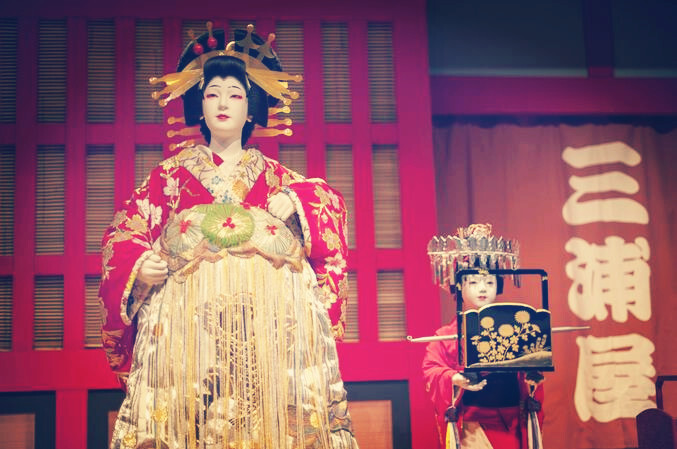 花魁多梳立兵库,常用的发饰是龟甲笄(玳瑁)12/16件套,由前栉簪,芳丁簪