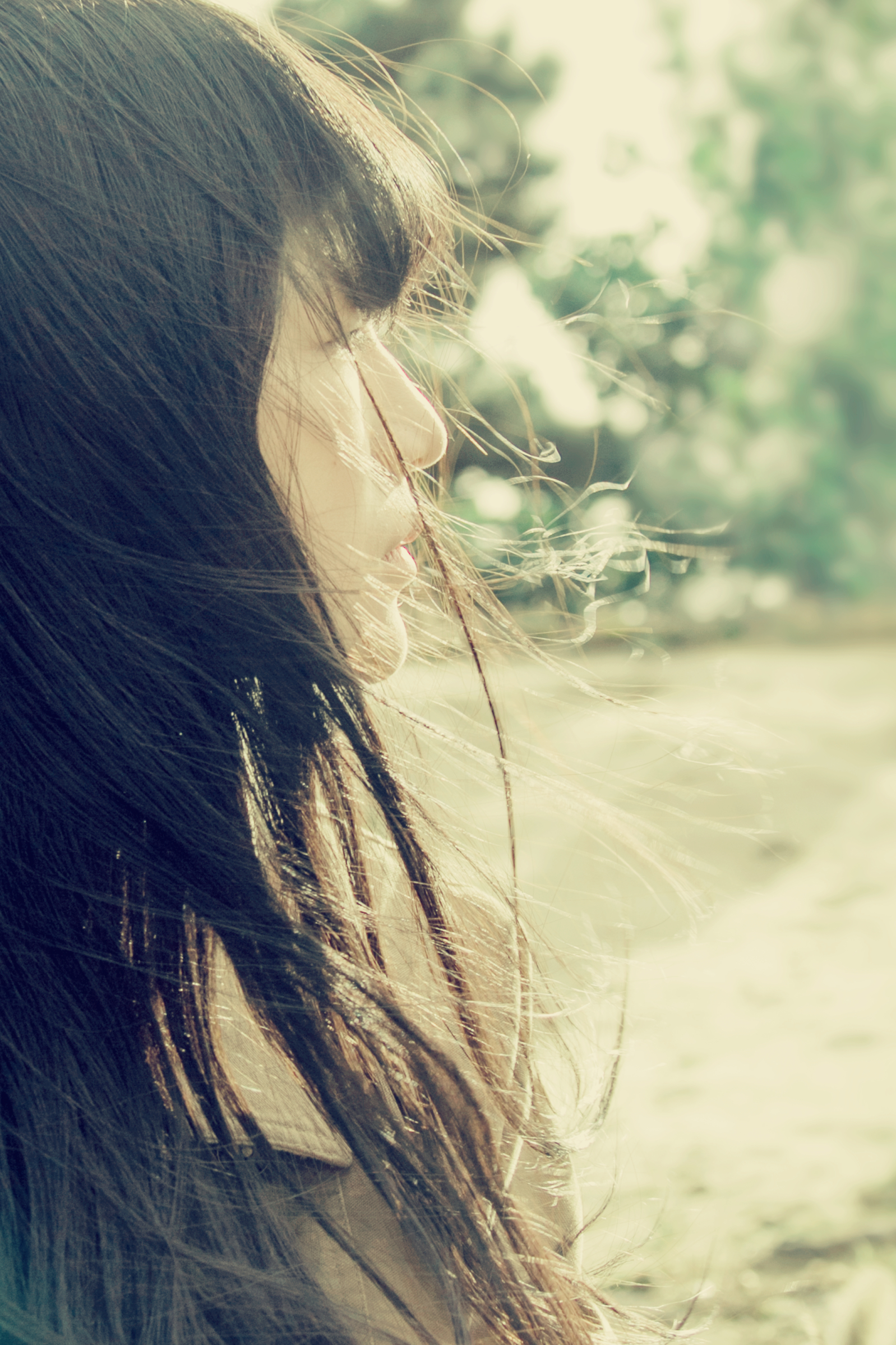 出镜:伍振湘 美术学院国画专业的安静女孩 有着一种淡淡忧伤的气质