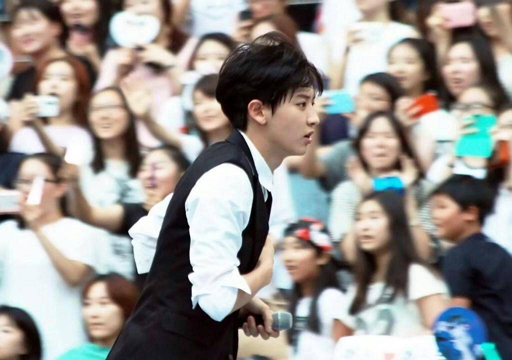 为粉丝奔跑的灿烈